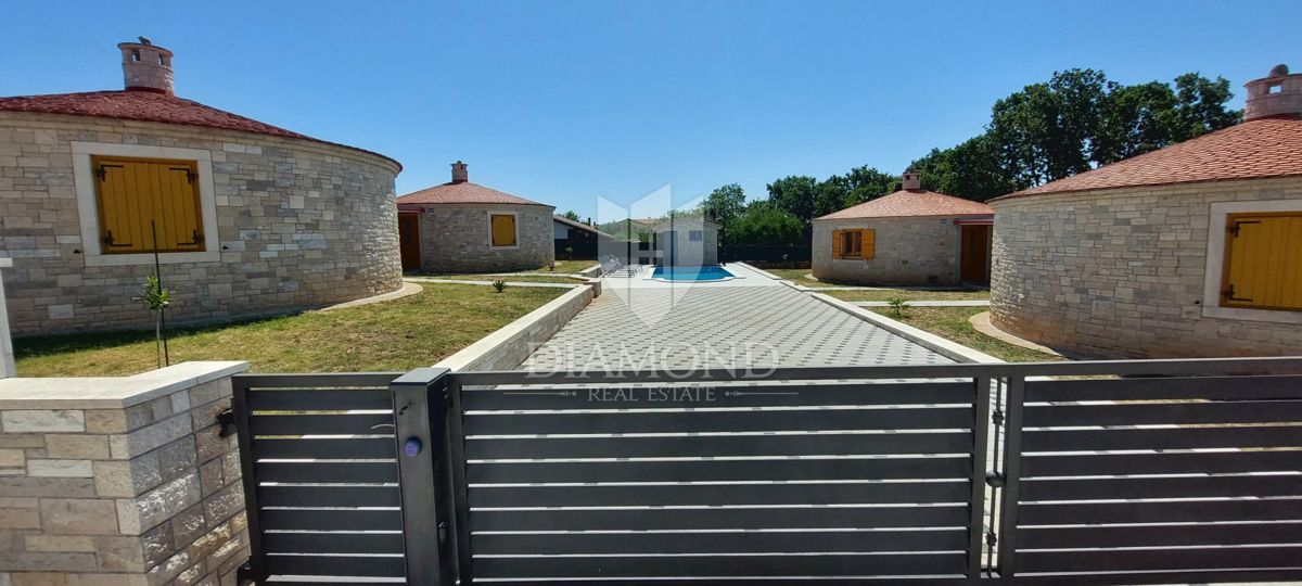 Pola, dintorni, Belle case autoctone con piscina