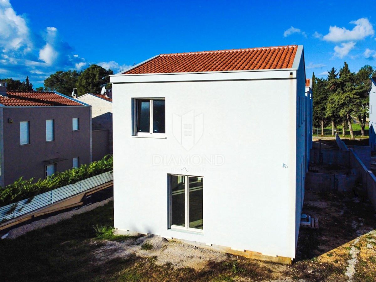 Funtana, una casa a schiera in una bella posizione vicino al mare!