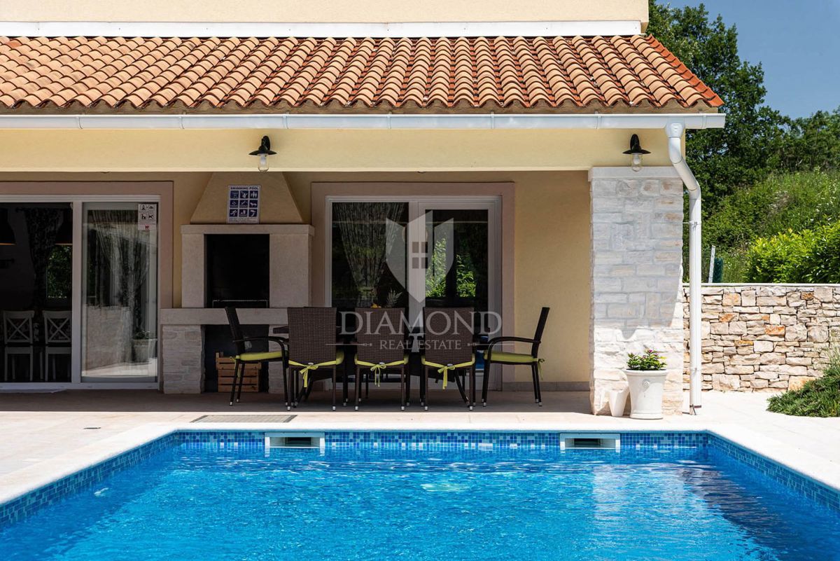 Albona, Villa con piscina