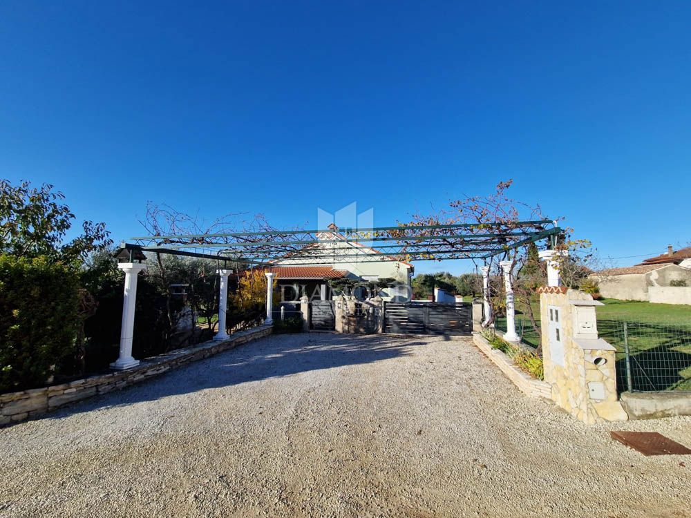 Pola, due case con piscina in una posizione tranquilla!