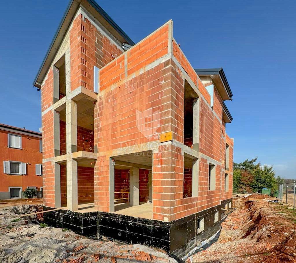 Umago nuova costruzione, piano terra con 3 camere da letto