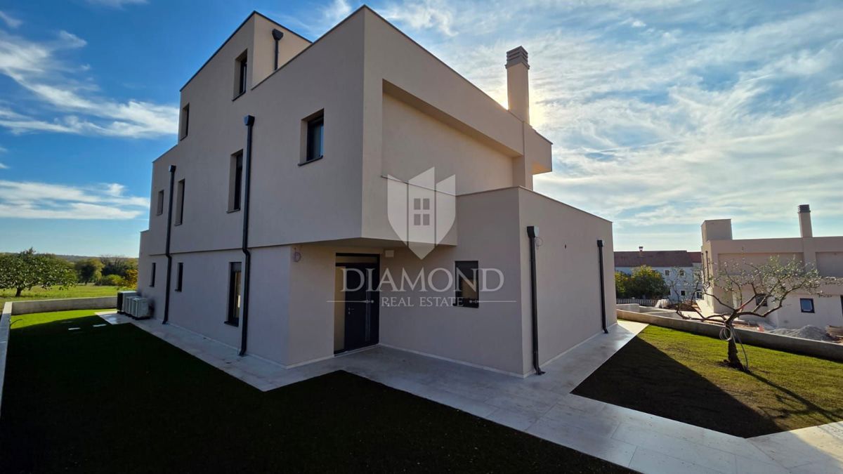 Dintorni di Parenzo, villa moderna con vista mare