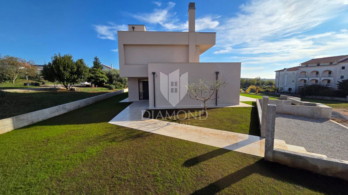 Dintorni di Parenzo, villa moderna con vista mare
