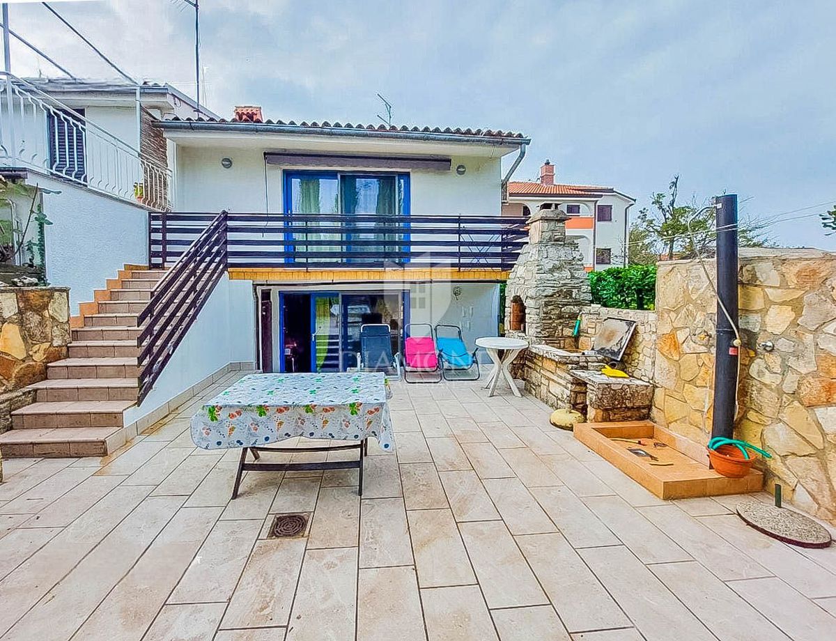 Umago, dintorni! Grande casa con due appartamenti a 300 metri dal mare!