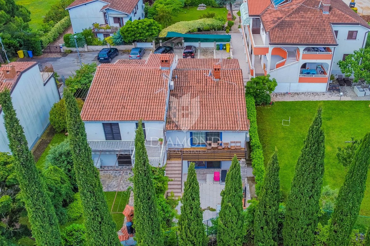 Umago, dintorni! Grande casa con due appartamenti a 300 metri dal mare!