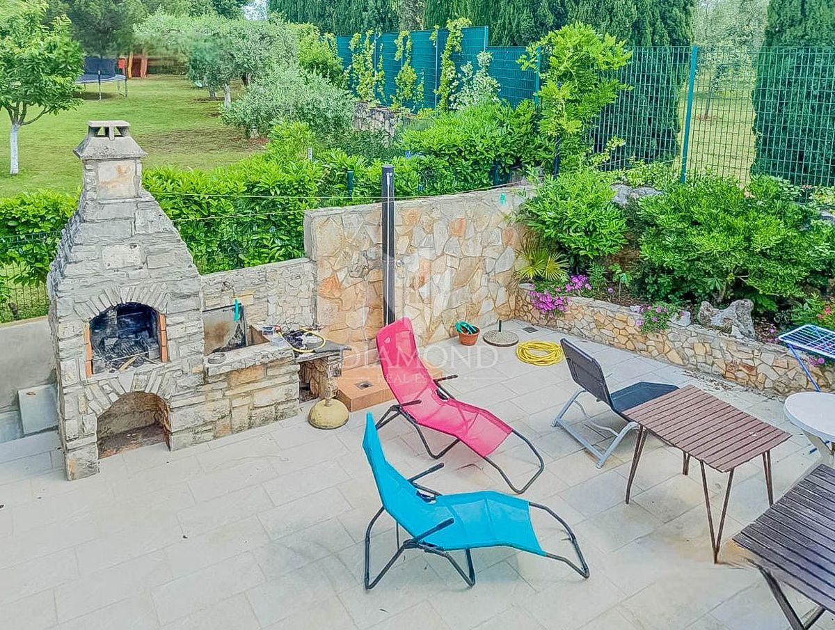 Umago, dintorni! Grande casa con due appartamenti a 300 metri dal mare!