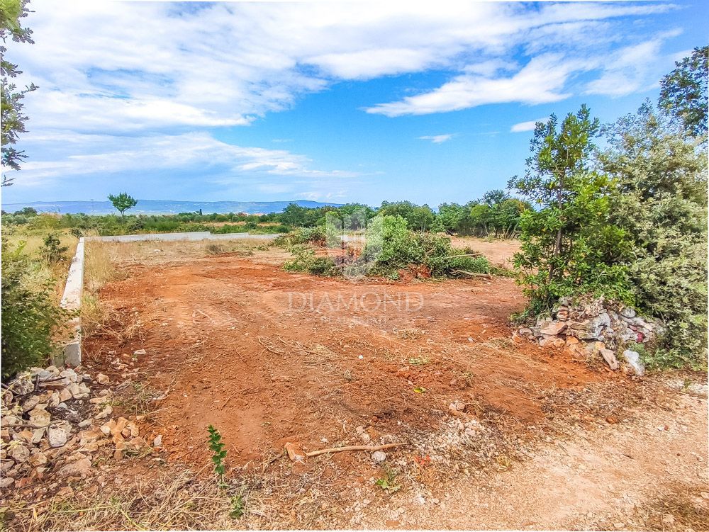 Pola, dintorni, bel terreno con vista mare