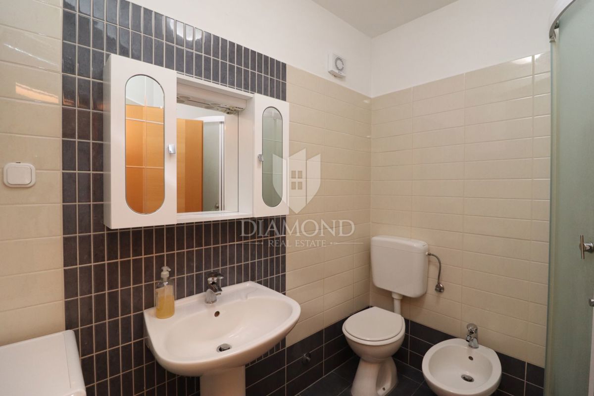 Parenzo, dintorni, OCCASIONE! Due appartamenti con giardino privato