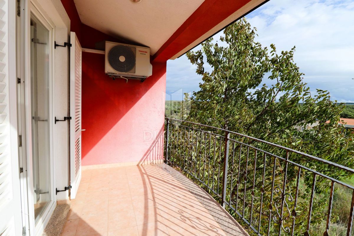 Parenzo, dintorni, OCCASIONE! Due appartamenti con giardino privato