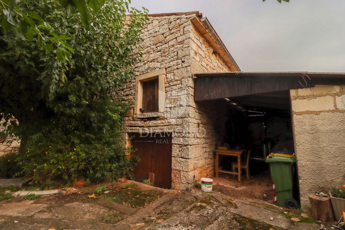 Bale, grande casa in pietra da ristrutturare con giardino privato!