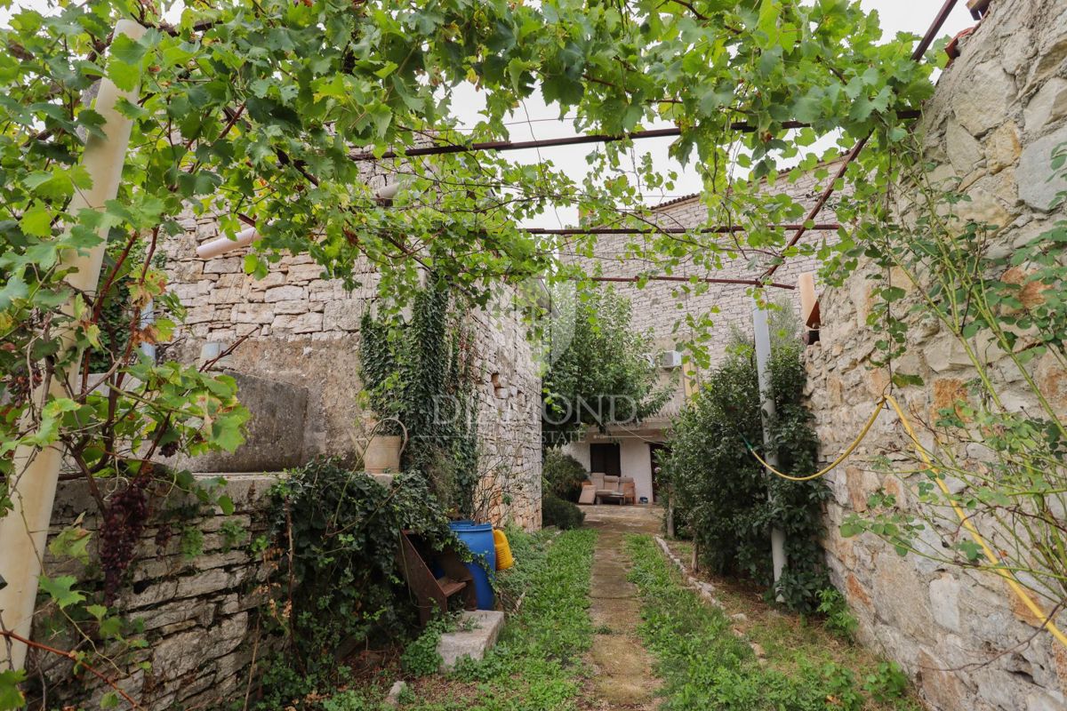 Bale, grande casa in pietra da ristrutturare con giardino privato!