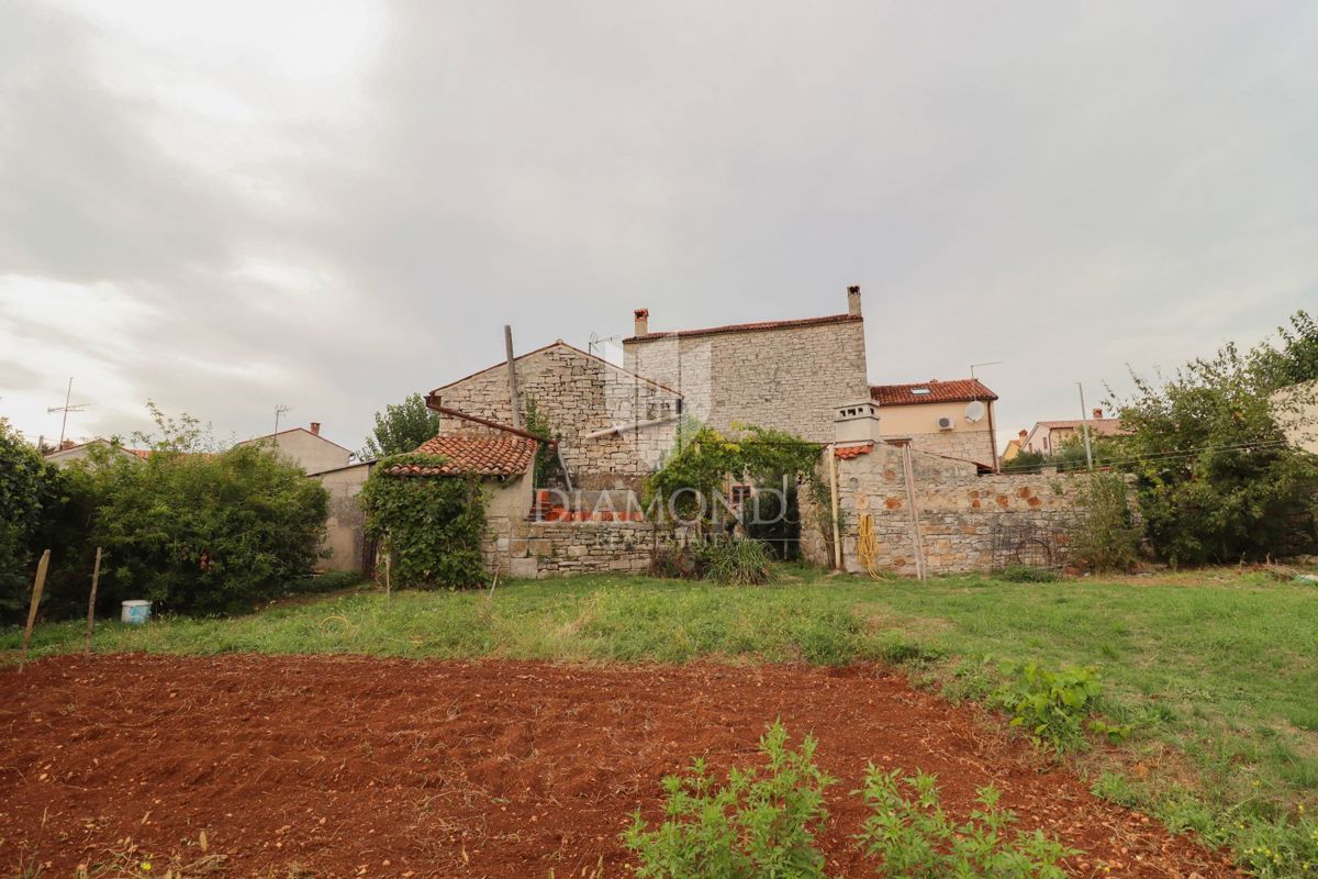 Bale, grande casa in pietra da ristrutturare con giardino privato!