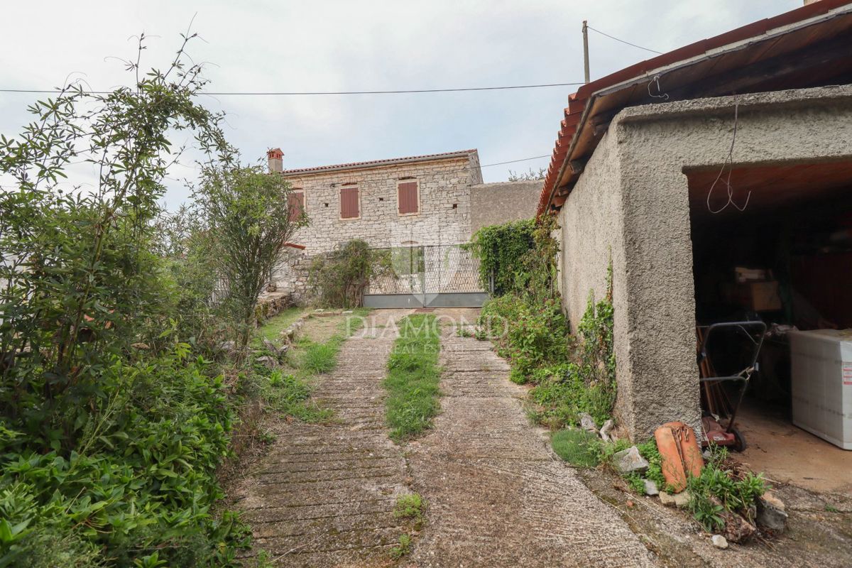 Bale, grande casa in pietra da ristrutturare con giardino privato!