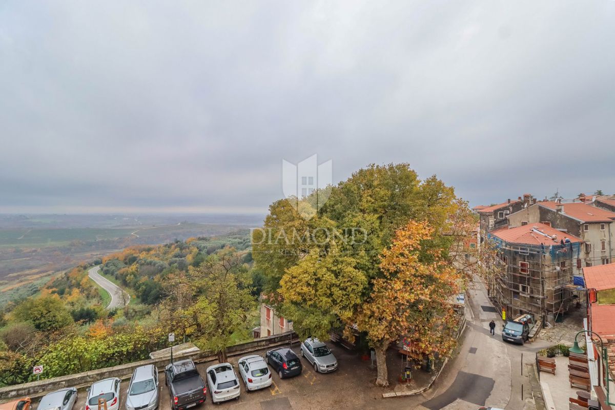 Istria, Buie, ufficio con vista mare nel centro città!