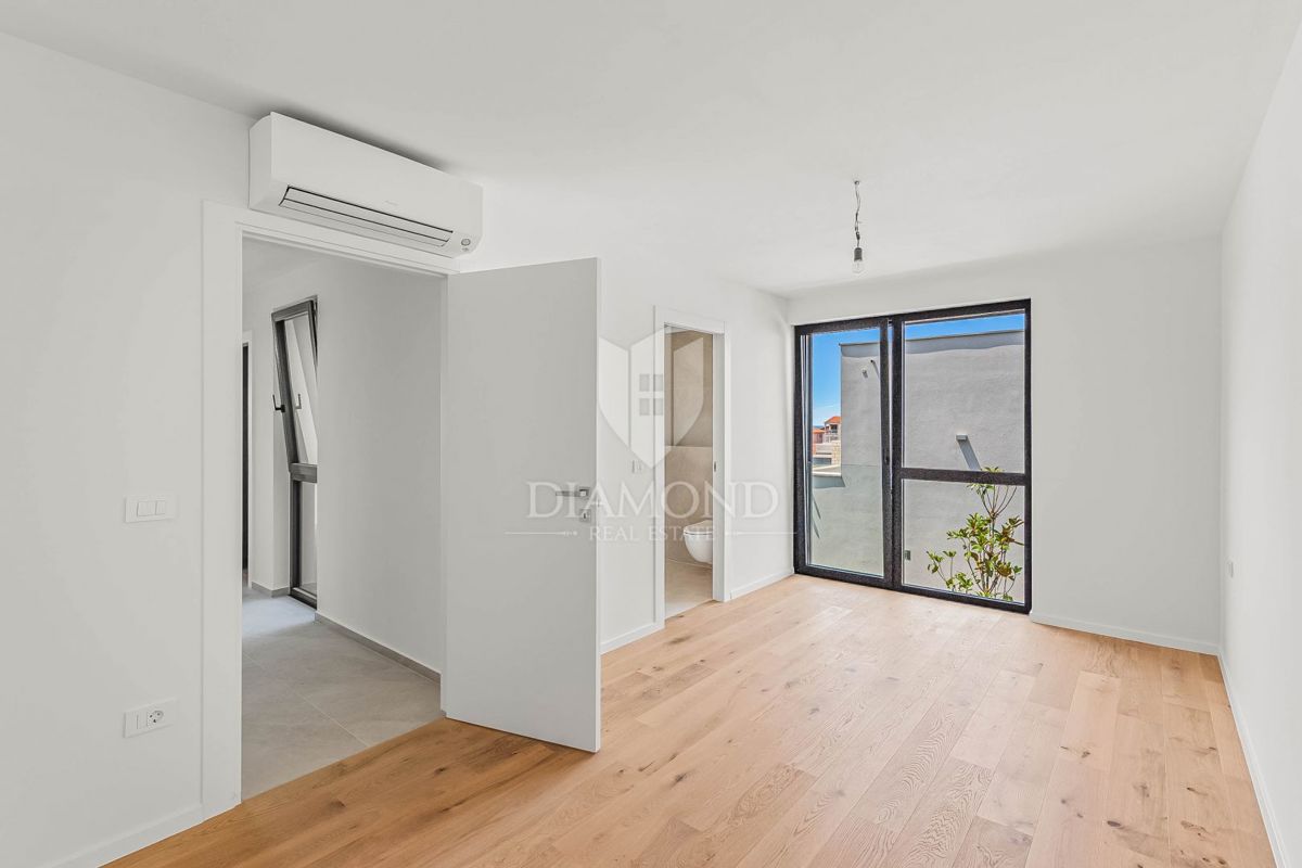 Novigrad, appartamento moderno con 2 camere da letto e terrazza!