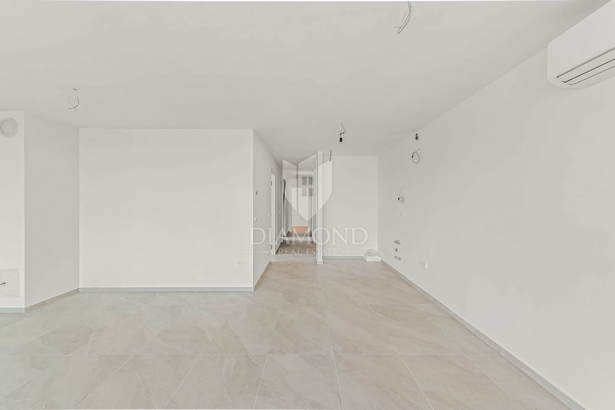 Novigrad, appartamento moderno con 2 camere da letto e terrazza!