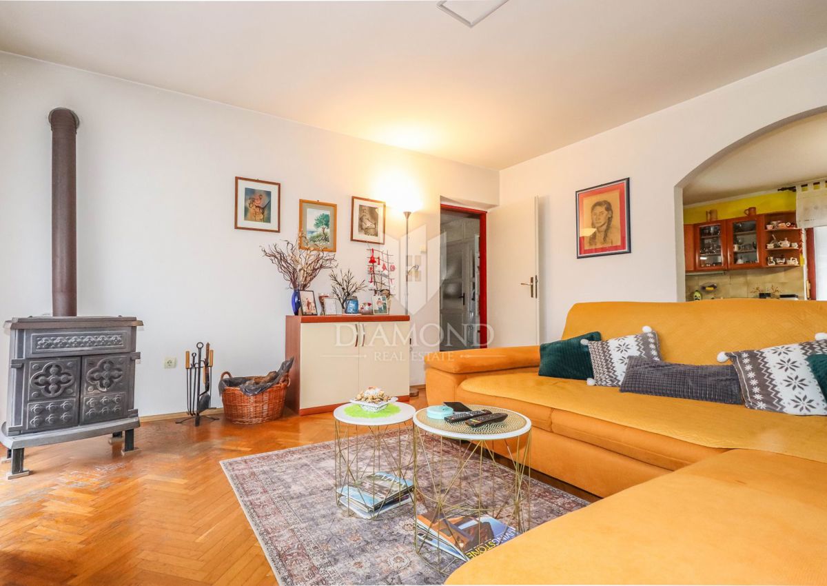 ESCLUSIVO! Rovigno, appartamento e terreno, a 300 m dalla spiaggia