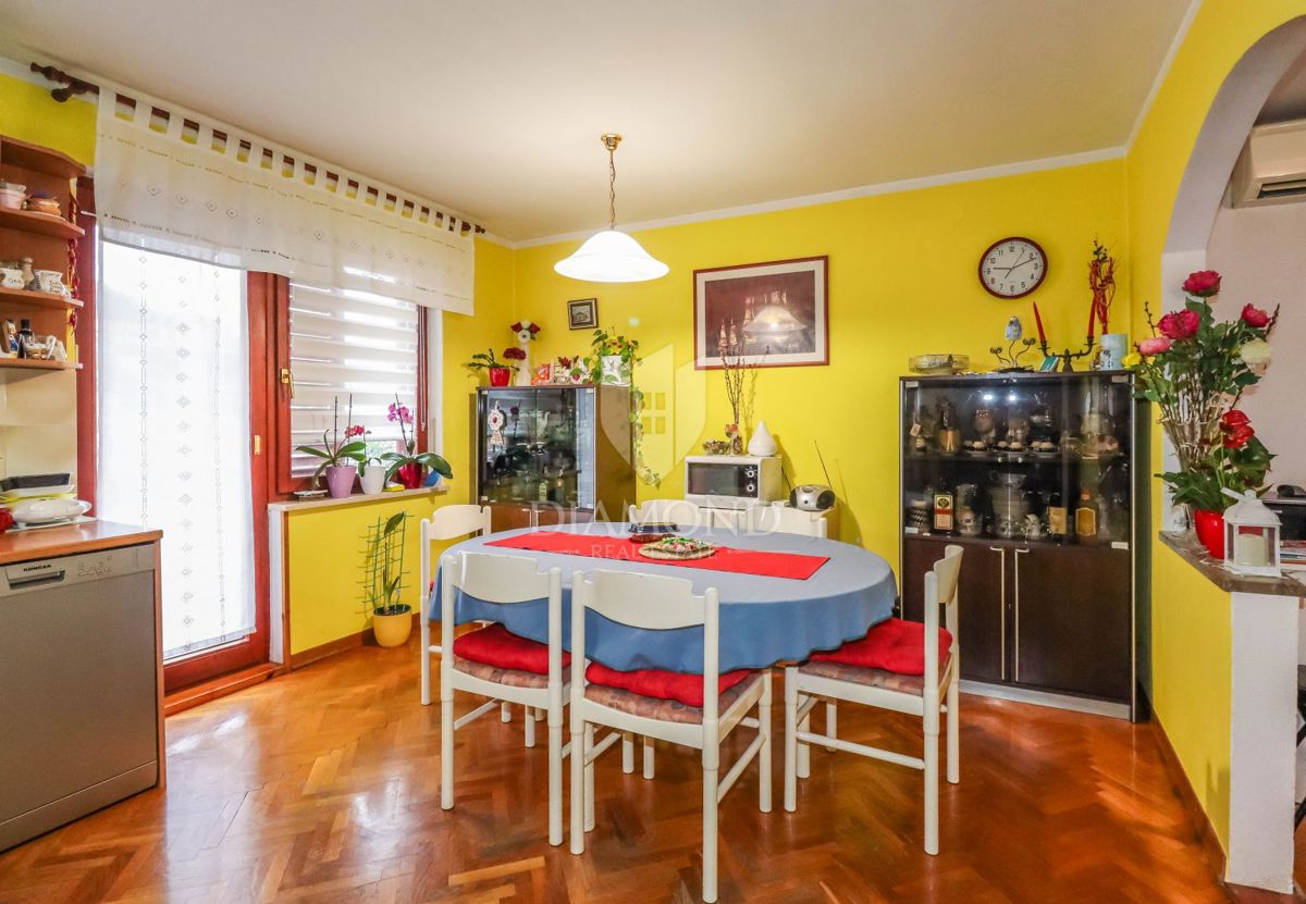 ESCLUSIVO! Rovigno, appartamento e terreno, a 300 m dalla spiaggia