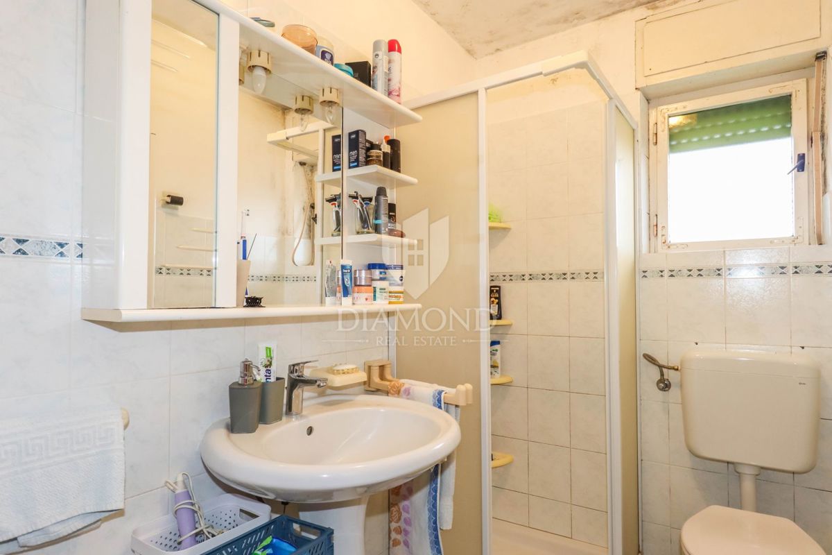 ESCLUSIVO! Rovigno, appartamento e terreno, a 300 m dalla spiaggia