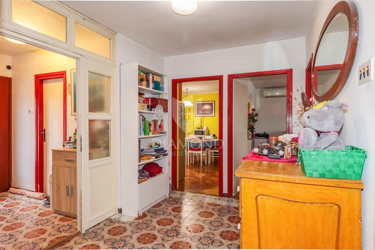 ESCLUSIVO! Rovigno, appartamento e terreno, a 300 m dalla spiaggia