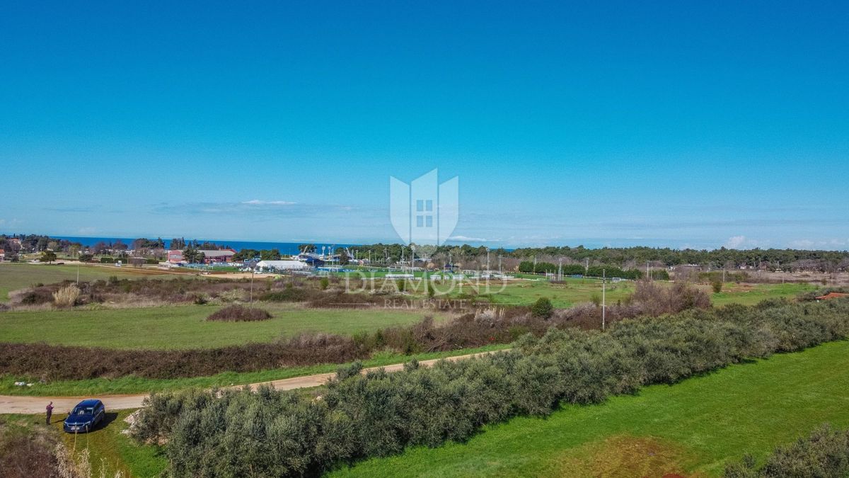 Umago, terreno edificabile perfetto per investimento di 3.700 m2 vicino alla città e al mare!