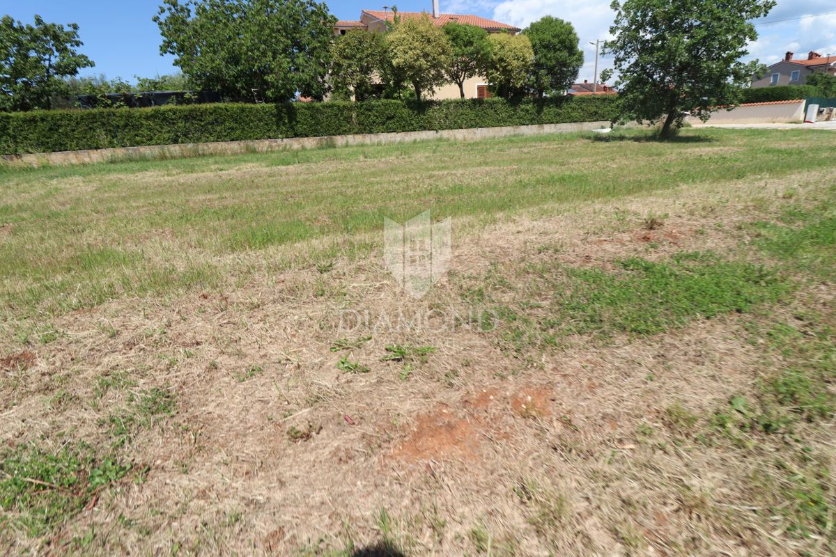 Parenzo - Opportunità di investimento! Terreno edificabile nel centro dell'insediamento