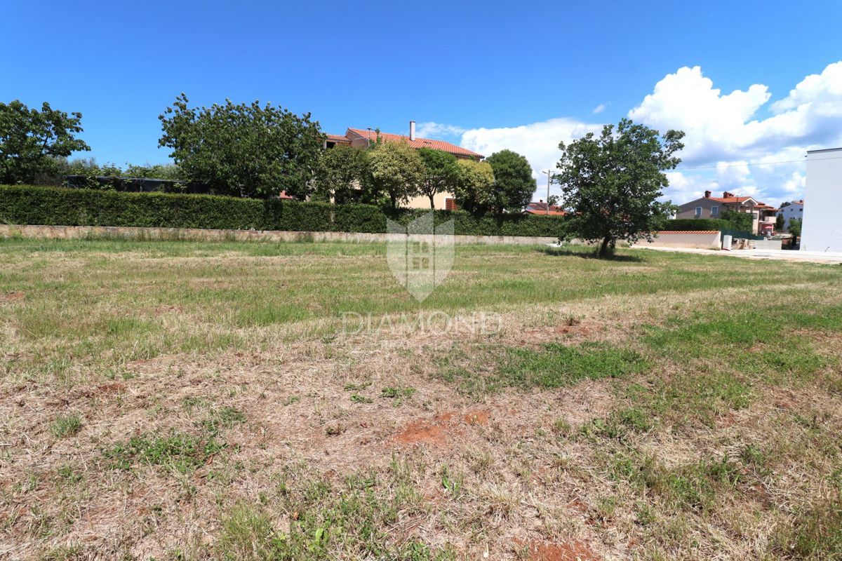 Parenzo - Opportunità di investimento! Terreno edificabile nel centro dell'insediamento