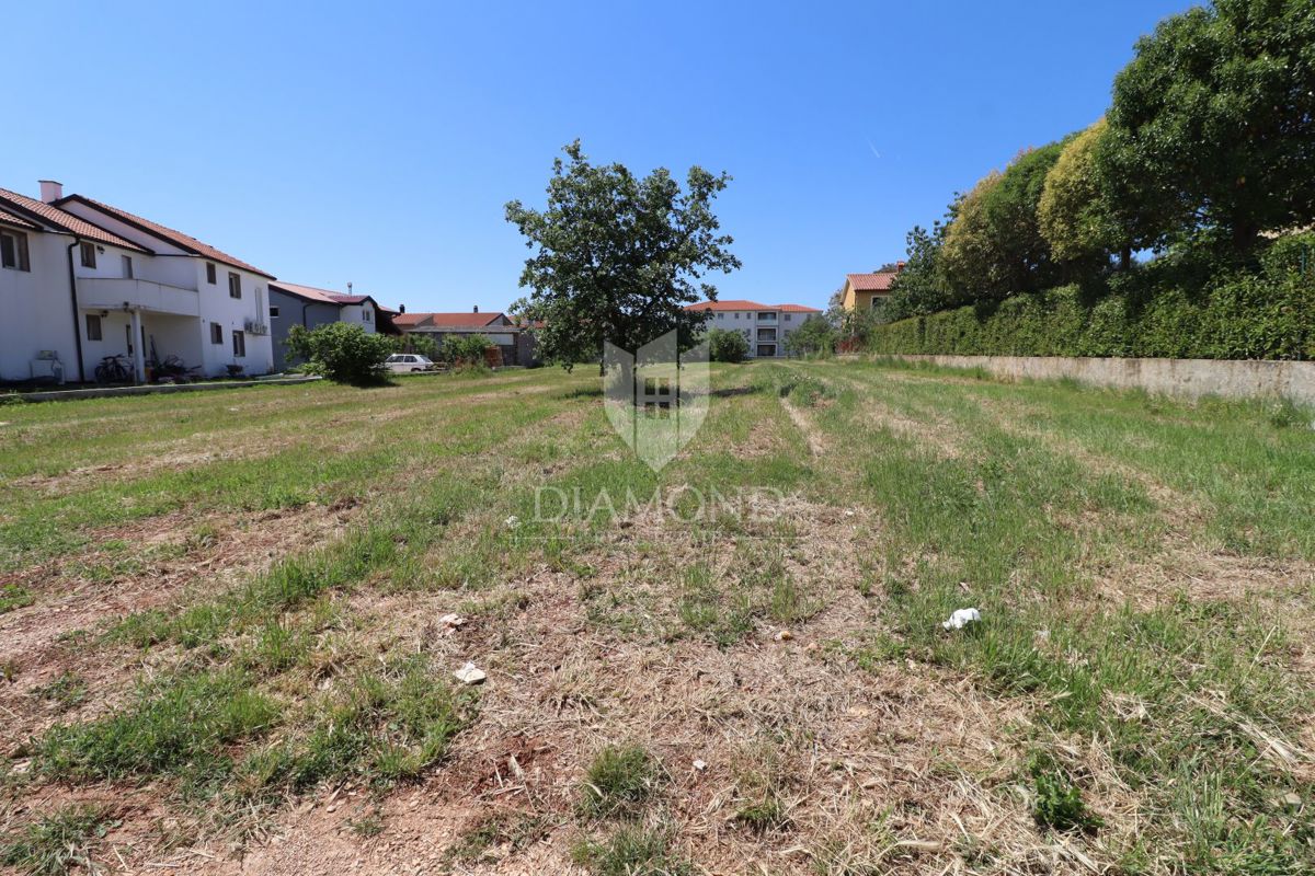 Parenzo - Opportunità di investimento! Terreno edificabile nel centro dell'insediamento