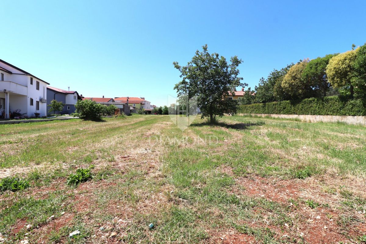 Parenzo - Opportunità di investimento! Terreno edificabile nel centro dell'insediamento