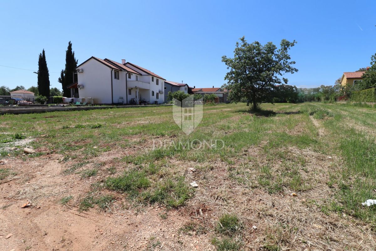 Parenzo - Opportunità di investimento! Terreno edificabile nel centro dell'insediamento