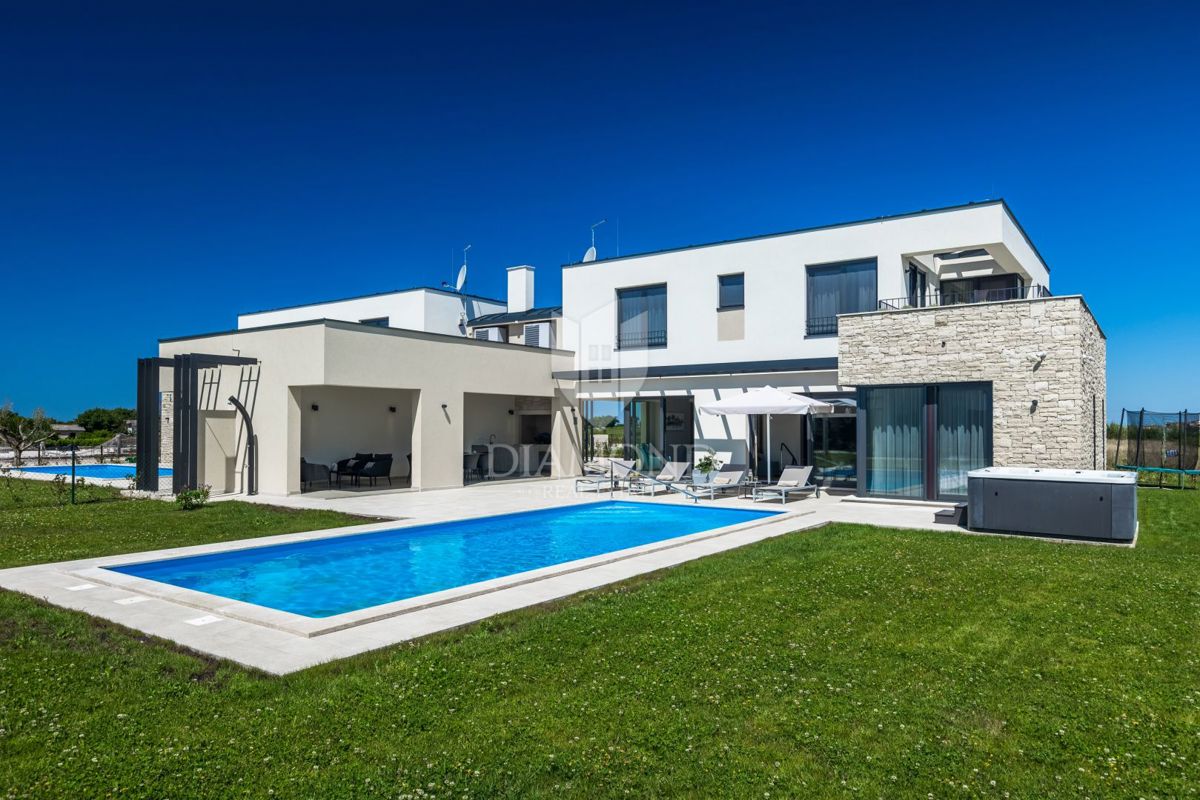 Verteneglio, bellissima villa con piscina ai margini del villaggio