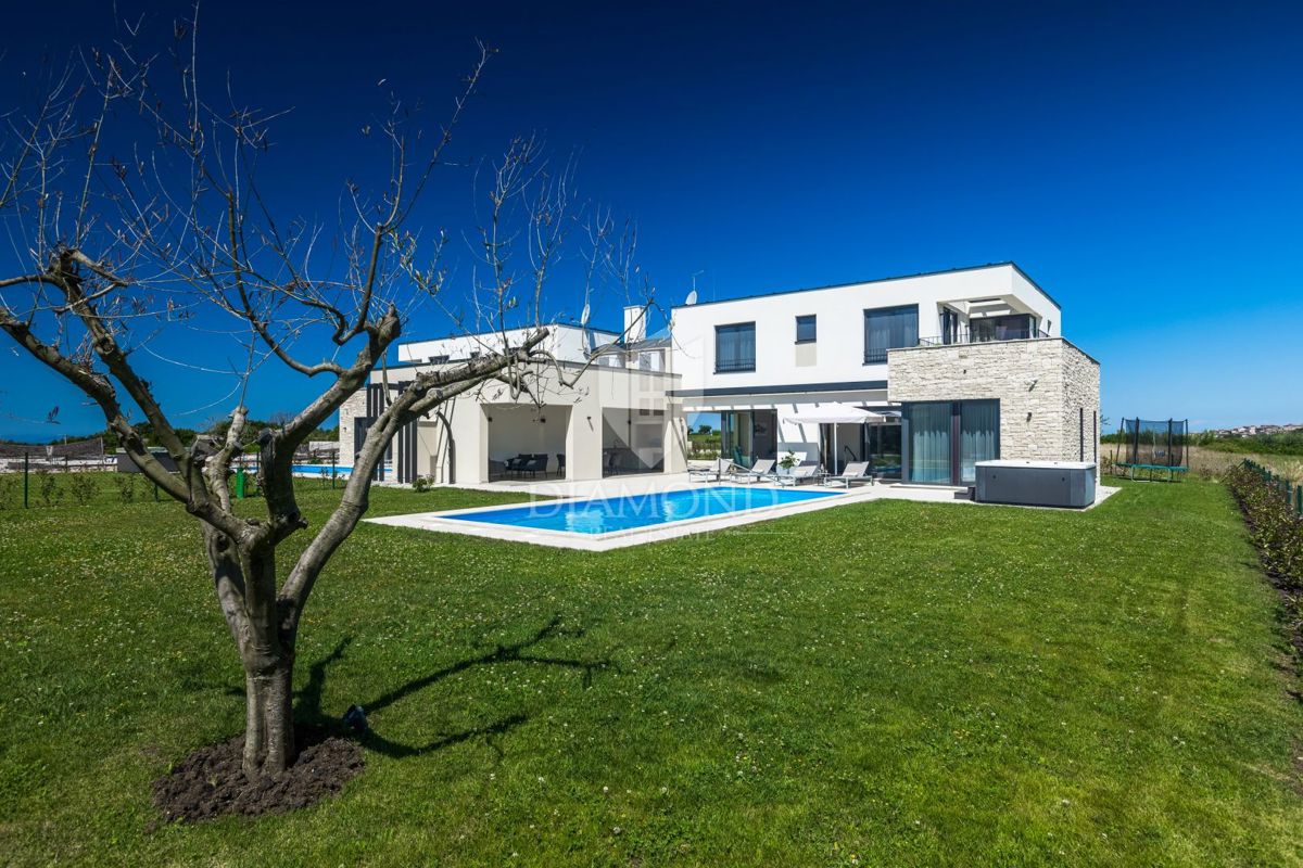 Verteneglio, bellissima villa con piscina ai margini del villaggio