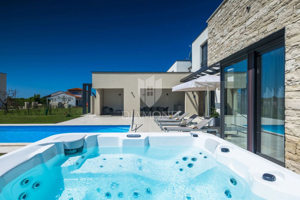 Verteneglio, bellissima villa con piscina ai margini del villaggio