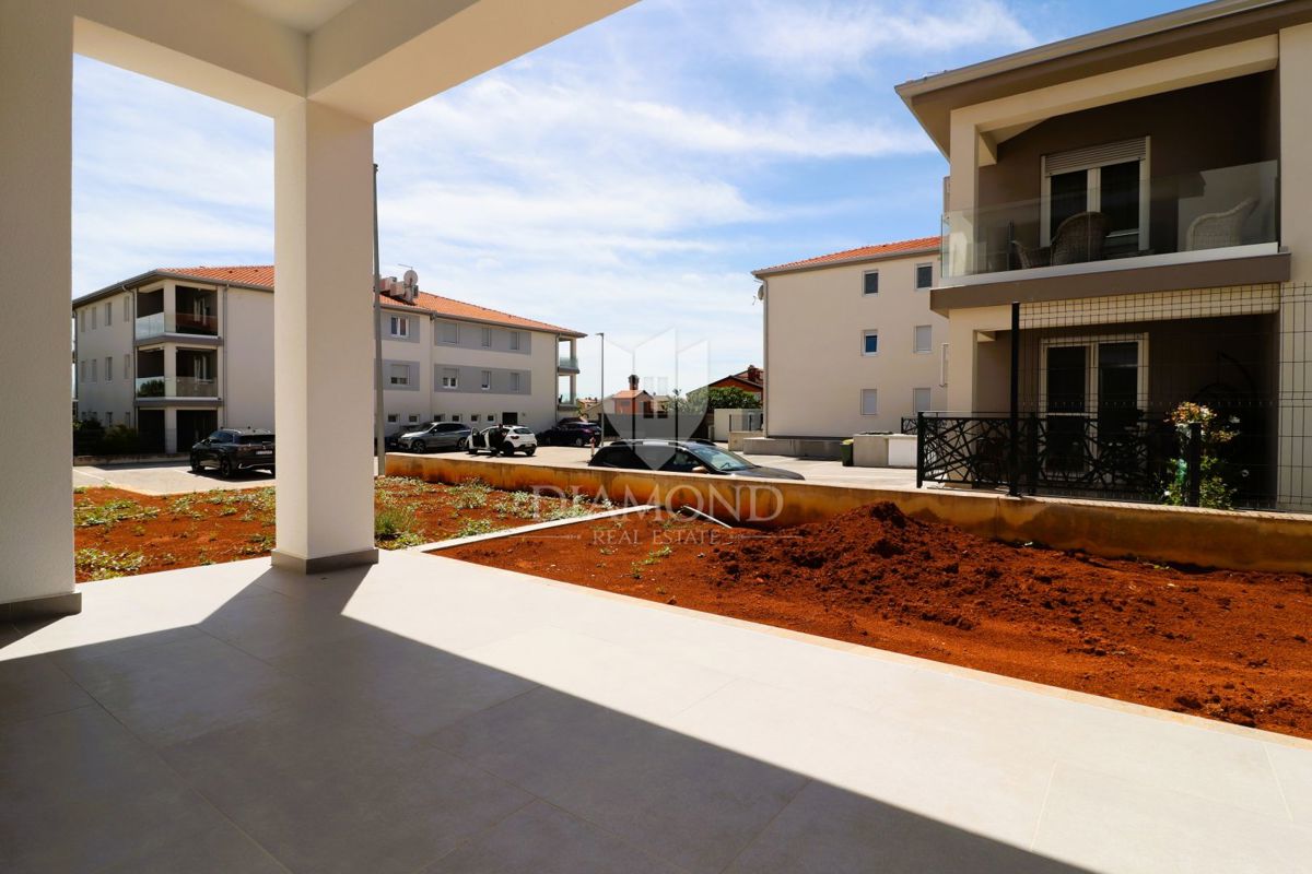 Parenzo, dintorni, appartamento con quattro camere da letto al piano terra con giardino