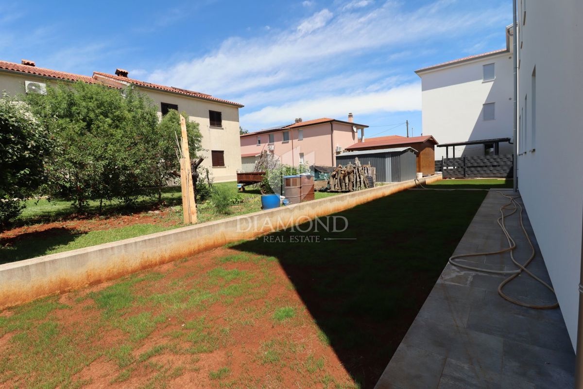 Parenzo, dintorni, appartamento con quattro camere da letto al piano terra con giardino