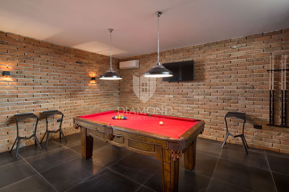 Vrsar – Dintorni: Villa con piscina e campo da tennis