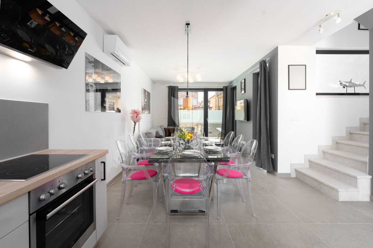 Parenzo, dintorni – casa a schiera moderna di alta qualità con piscina