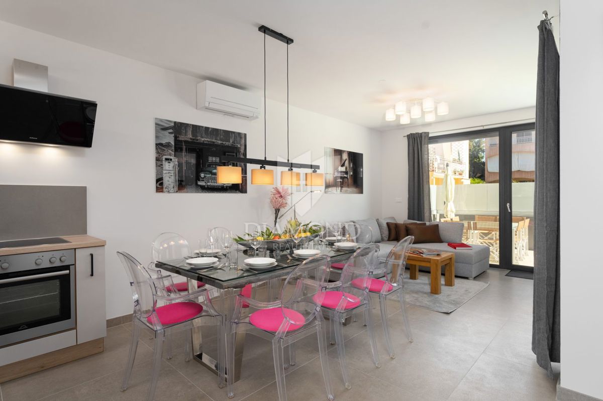 Parenzo, dintorni – casa a schiera moderna di alta qualità con piscina