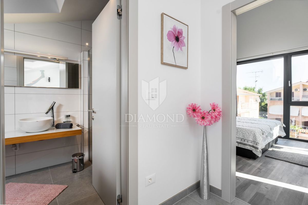 Parenzo, dintorni – casa a schiera moderna di alta qualità con piscina