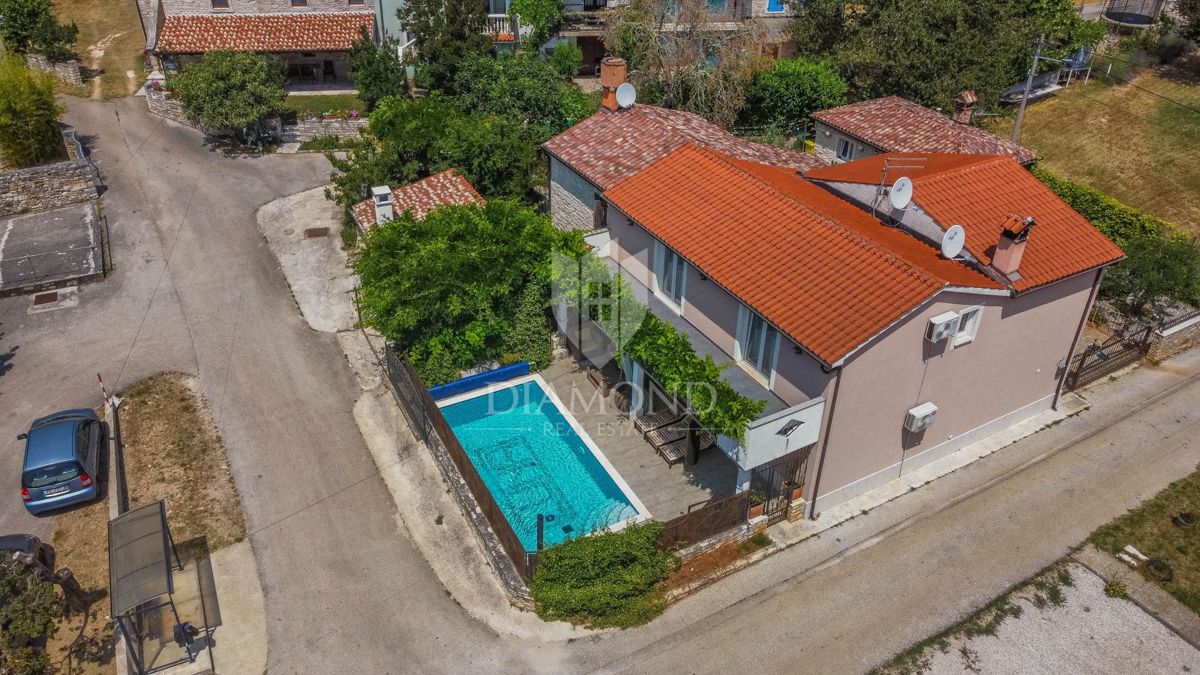 Buie, dintorni, casa con due unità abitative e piscina