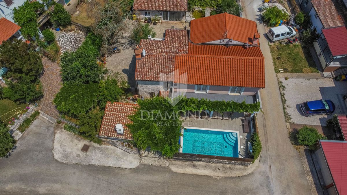 Buie, dintorni, casa con due unità abitative e piscina