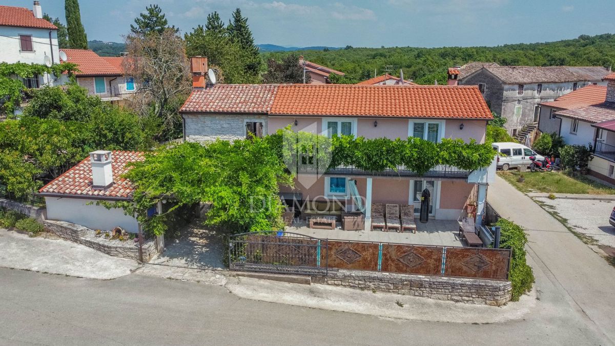 Buie, dintorni, casa con due unità abitative e piscina