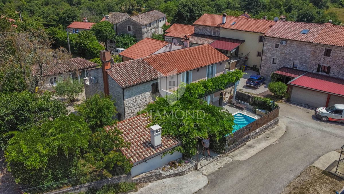 Buie, dintorni, casa con due unità abitative e piscina