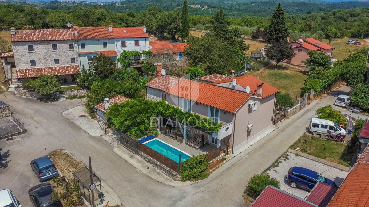 Buie, dintorni, casa con due unità abitative e piscina