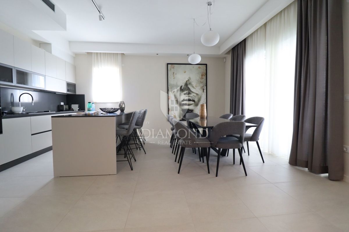 Parenzo – Dintorni: Villa moderna con vista mare