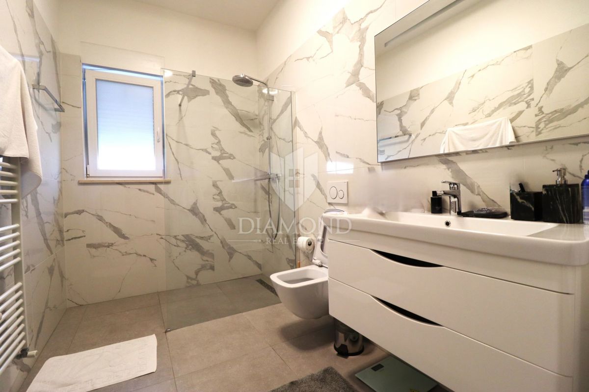 Parenzo – Dintorni: Villa moderna con vista mare