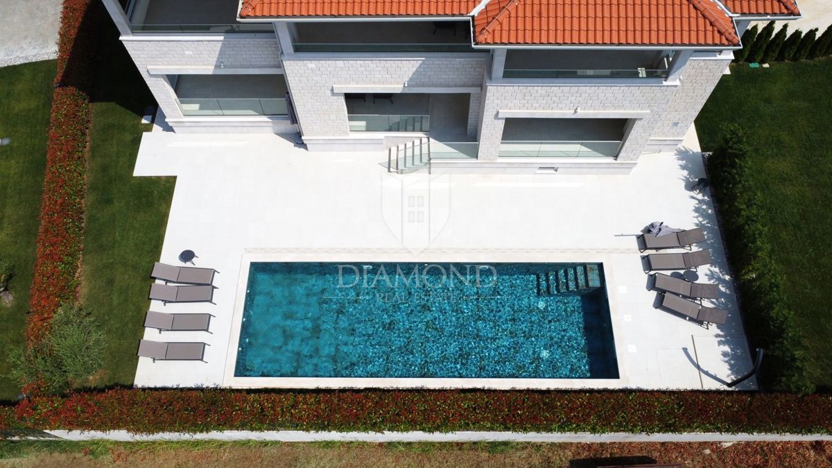 Parenzo – Dintorni: Villa moderna con vista mare