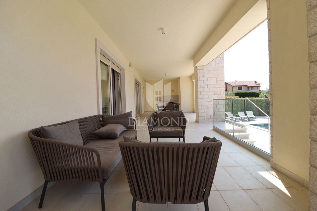 Parenzo – Dintorni: Villa moderna con vista mare