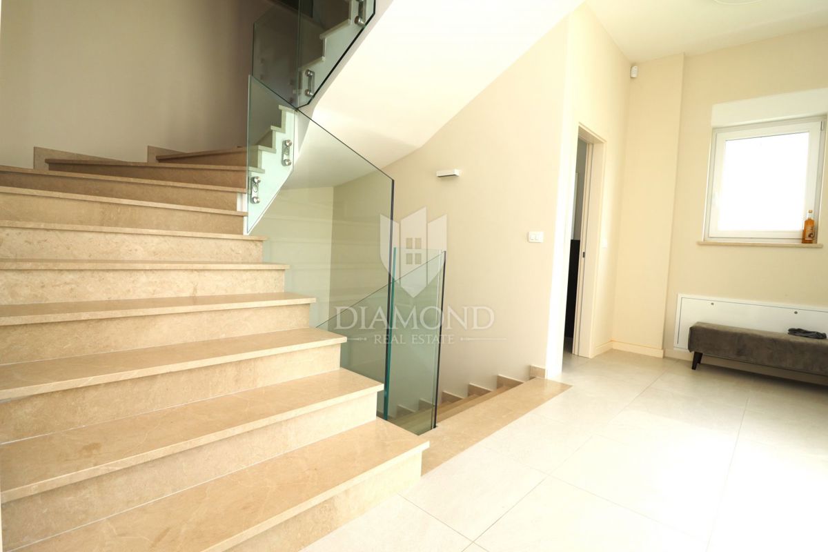 Parenzo – Dintorni: Villa moderna con vista mare