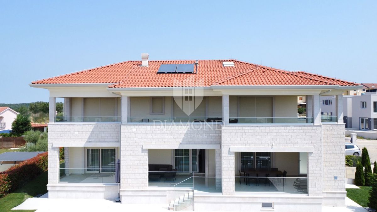 Parenzo – Dintorni: Villa moderna con vista mare